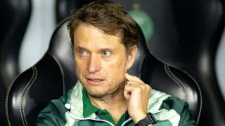 Coritiba funciona sem Ronier e desencanta em casa com camisa nova