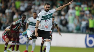 Léo Gamalho “apaga” frango de Muralha e comanda virada do Coritiba contra o Flu