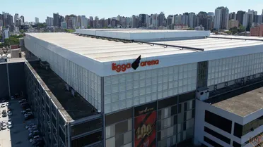 Athletico tira Ligga da fachada da Arena e instala novo letreiro