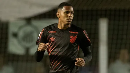 Reforço estreia no Athletico e ganha espaço com futuro de concorrente incerto