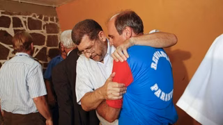 Eleição na Vila. Apito. Camisa