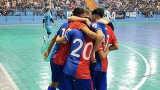 Van com time de futsal do Paraná Clube sofre acidente