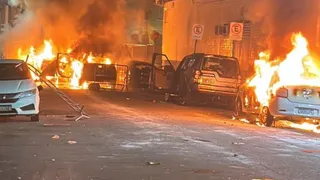 Torcida do Santos atira bombas, invade Vila Belmiro, xinga presidência e jogadores