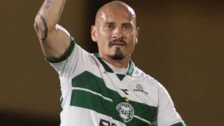 Coritiba marca no fim, desbanca rival pelo acesso e vira líder da Série B