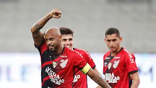 Athletico bate o Santos, engata quarta vitória seguida e respira no Brasileirão