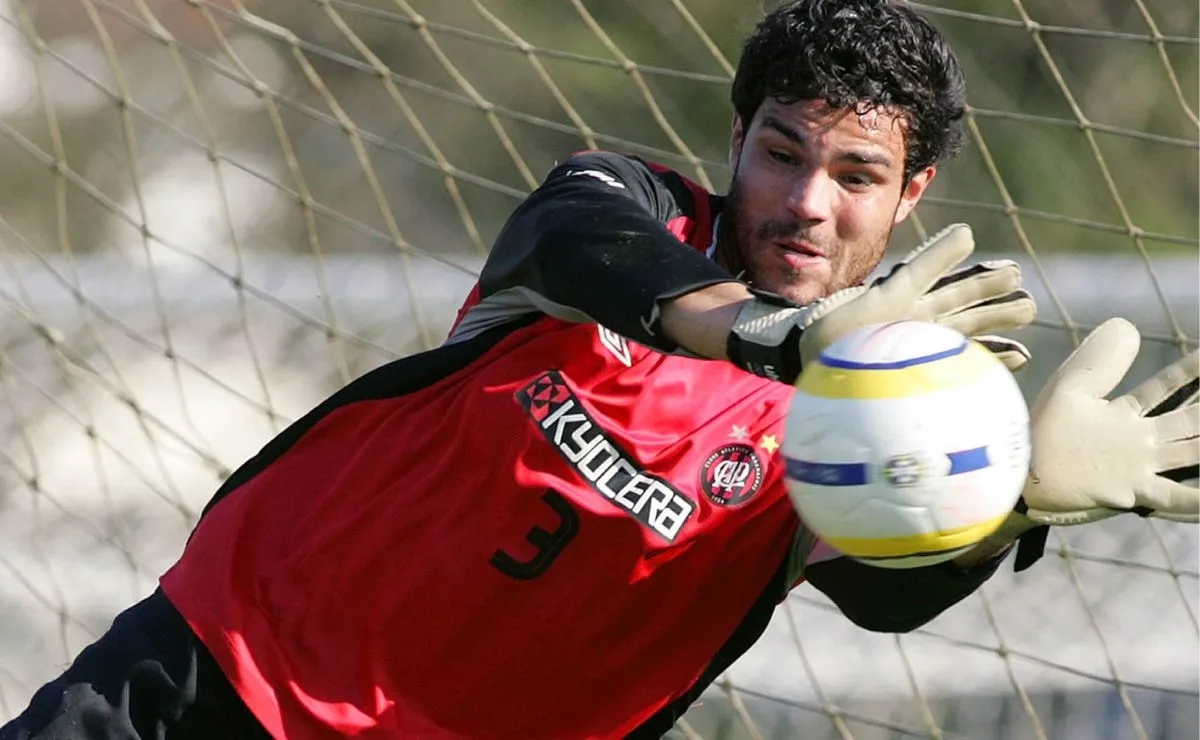 Ex-goleiro Diego durante treino do Athletico