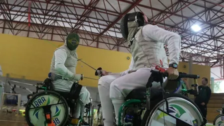 Curitiba recebe torneio de esgrima que une atletas olímpicos e PCDs