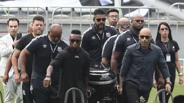 Ausência de atletas do penta e outros jogadores é sentida em velório de Pelé