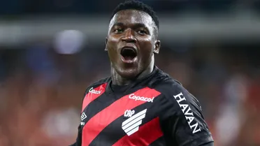 Athletico atropela Botafogo e dispara na briga pelo topo do Brasileirão