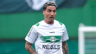 Meia critica erro do Coritiba e reconhece piora em nova derrota na Série B