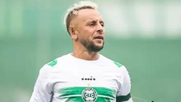 Rafinha vira desfalque do Coritiba em amistoso contra Santos de Neymar
