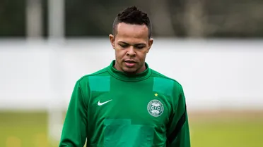 Artilheiro do Coritiba em 2011, atacante é procurado pela Justiça