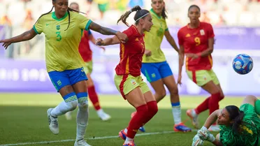Com Marta expulsa, seleção feminina perde da Espanha, mas está classificada