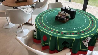 Seleção ganha mesa de poker na Granja Comary. Veja quem joga