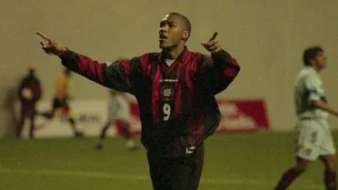 Ídolo relembra primeiro gol da Arena e duelo entre Athletico e Cerro: “Pegado”