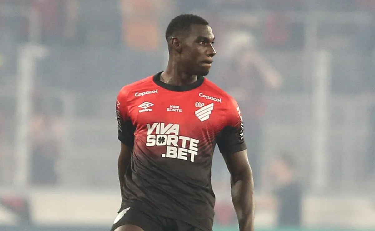 Zagueiro Carlos Ter&aacute;n em a&ccedil;&atilde;o pelo Athletico durante partida.