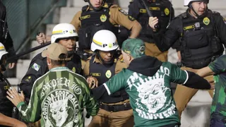 Torcedores do Coritiba tentam invasão e entram em confronto com a PM; veja imagens