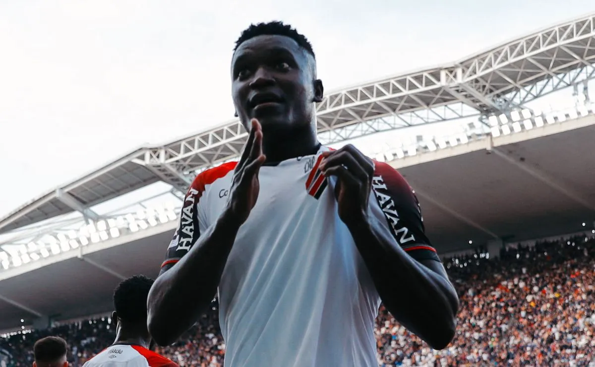 Kevin Viveros comemora gol pelo Athletico durante vitória sobre o Remo no Mangueirão.