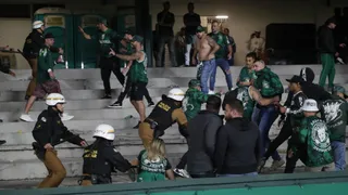 Árbitro relata invasão de torcedores do Coritiba em súmula após confusão no Couto