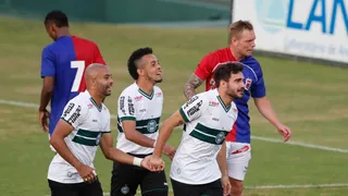 Coritiba aplica goleada histórica no Paraná e encosta na liderança do Estadual; veja os gols