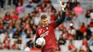 Athletico negocia goleiro Bento com time de Cristiano Ronaldo; veja valores
