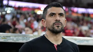 Luta contra a ZR, artilheiro barrado e mudança tática: o início do técnico Lucho