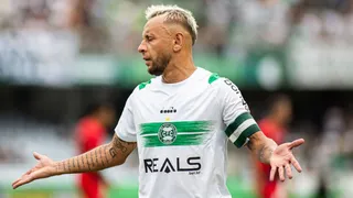 Com erros em profusão, o Trio da Capital decepciona a torcida logo na largada