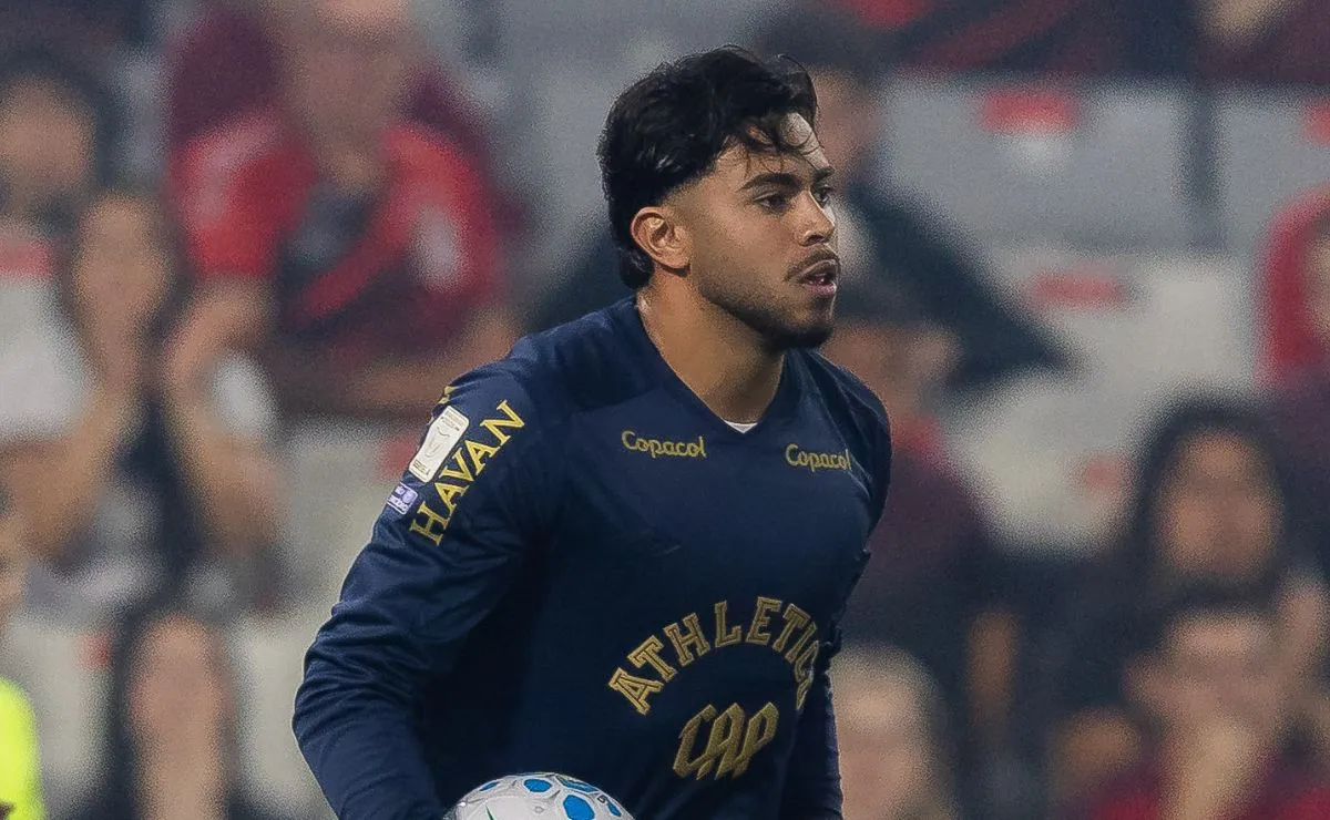 Goleiro Mycael, do Athletico, durante partida contra o Bahia pelo Brasileirão.