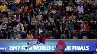 Repórter da Globo se aventura de tirolesa na Arena durante jogo de vôlei