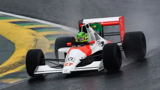 Hamilton pilota McLaren de Senna em Interlagos e Barrichello critica