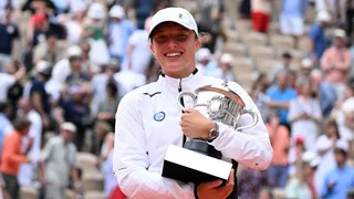 Swiatek supera Muchova, ergue 3º título em Roland Garros e garante Bia Haddad no Top 10