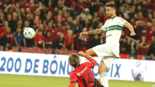 Rodrigo Pinho completa três meses sem marcar e vira reserva no Coritiba