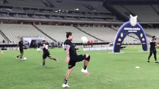 Ex-Athletico, meia imita aquecimento de Maradona que virou “clássico”