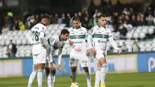 Após vitória, Coritiba segue com mais de 40% de chances de queda; veja números