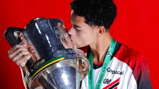 Camisa 10 do Athletico comemora fase antes de Mundial na Espanha