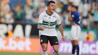 Com invasão de torcedores e pancadaria, Coxa vence o Cruzeiro e evita queda nesta rodada