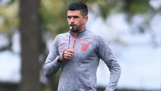 Lucho prepara mudanças no Athletico contra o Corinthians e zagueiro pode estrear