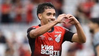 Internado em Curitiba, atacante do Athletico é diagnosticado e tem melhora