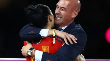Quem é Luis Rubiales, dirigente espanhol que beijou jogadora na boca na final da Copa