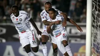 Em jogo marcado por acusação de racismo, Operário bate Azuriz e será rival do Athletico
