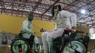 Curitiba recebe torneio de esgrima que une atletas olímpicos e PCDs