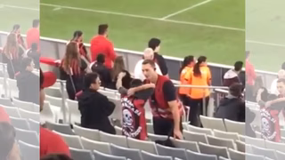 Com Arena vazia, segurança ordena que jovem esconda caveira da Fanáticos