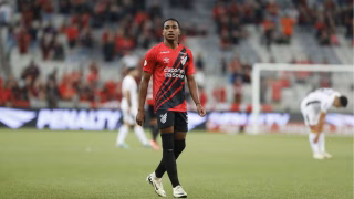 Promessa de 16 anos estreia pelo Athletico e é elogiado por Cuca