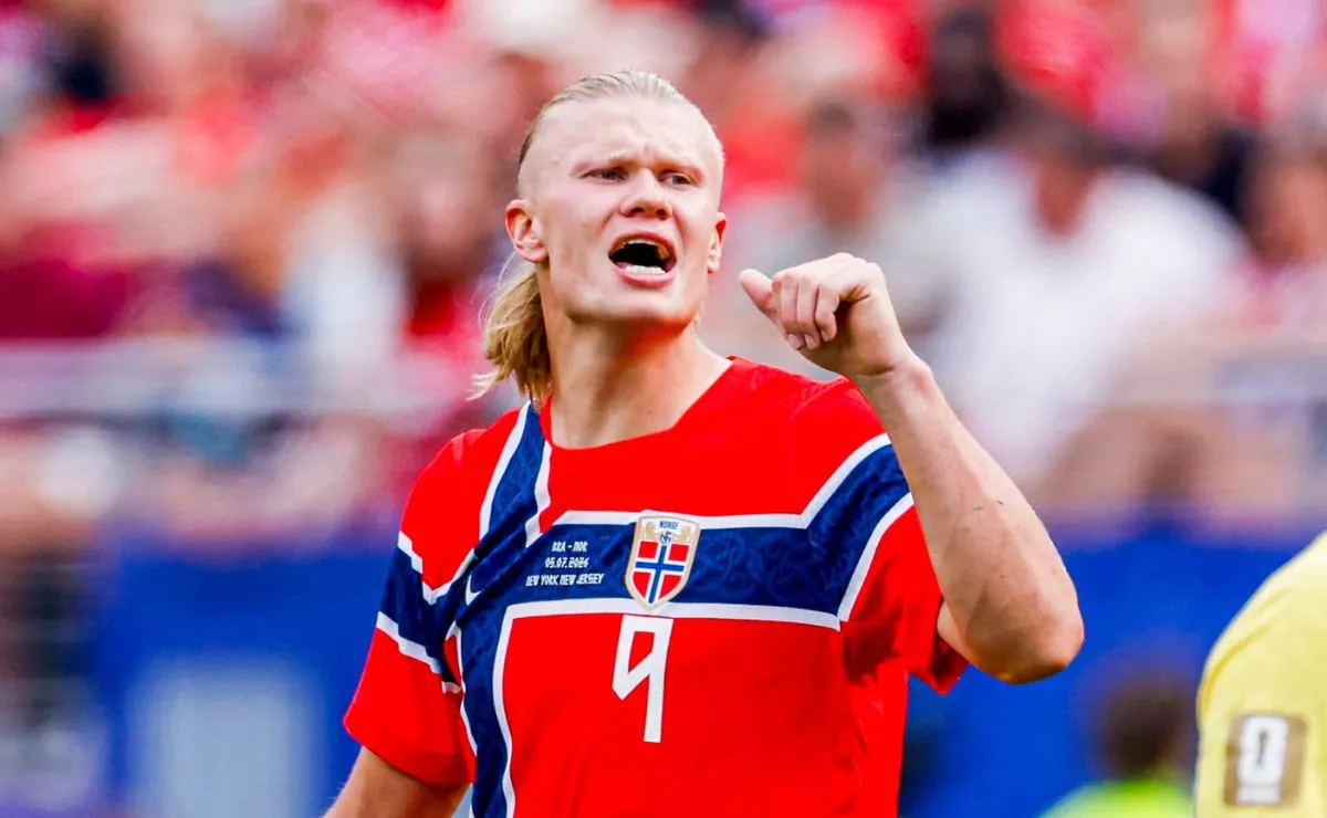 Haaland comemora um dos gols da vitória da Noruega sobre o Brasil nas oitavas de final da Copa do Mundo.