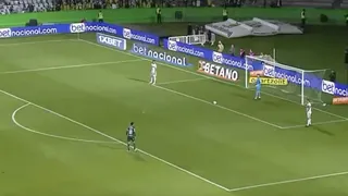Jogada ensaiada do Coritiba contra o Palmeiras viraliza após erro bizarro; assista