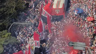 Torcida do São Paulo faz festa na porta do CT antes de embarque do time