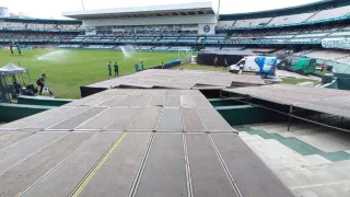 Palco do Metallica “invade” o gramado e transforma o Couto Pereira