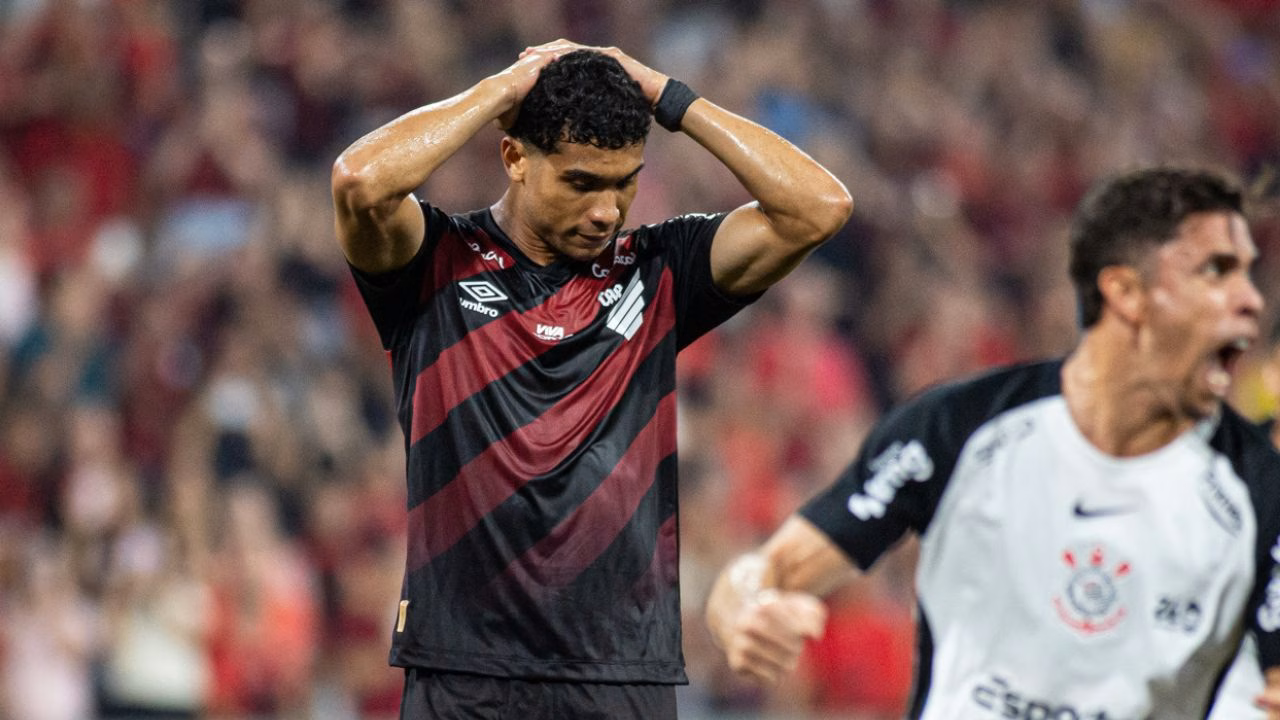 Julimar coloca as mãos na cabeça após perder pênalti em Athletico x Corinthians na Arena da Baixada.