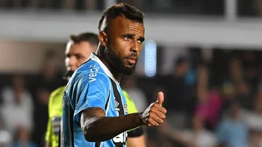 Ex-Athletico, Alex Santana vira problema na Série A e busca novo clube