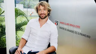 Lugano diz que futebol está virando teatro e afirma ser fácil enganar árbitros no Brasil